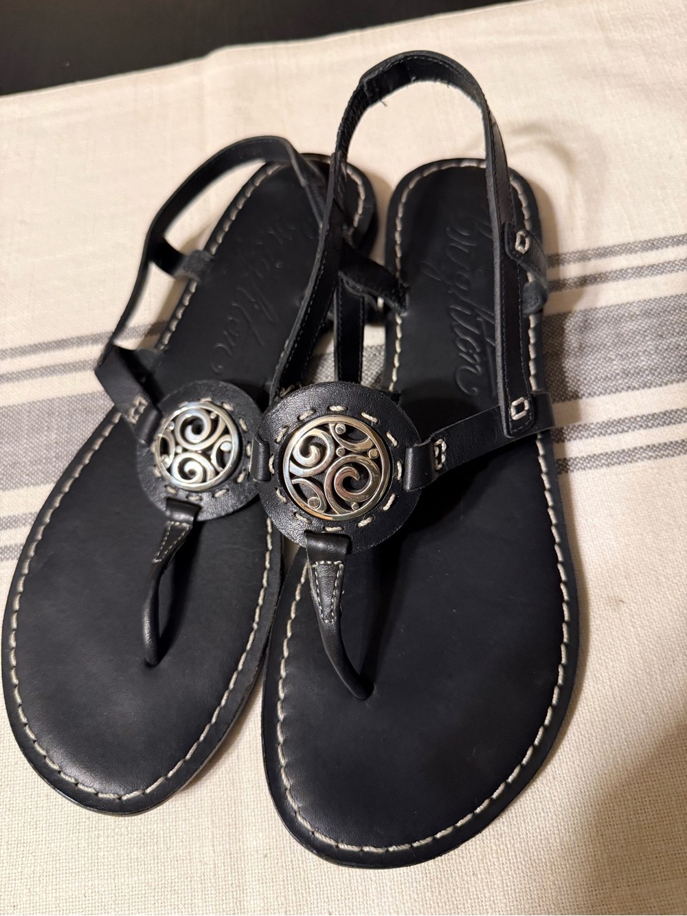 Brighton women’s Apollo black leather sandals, size 9, silver medallion